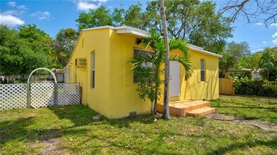 1085 NE 128th St in North Miami, FL - Building Photo - Building Photo