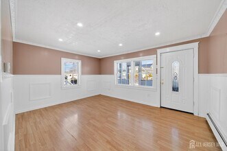 114 Larch St in Woodbridge Township, NJ - Building Photo - Building Photo