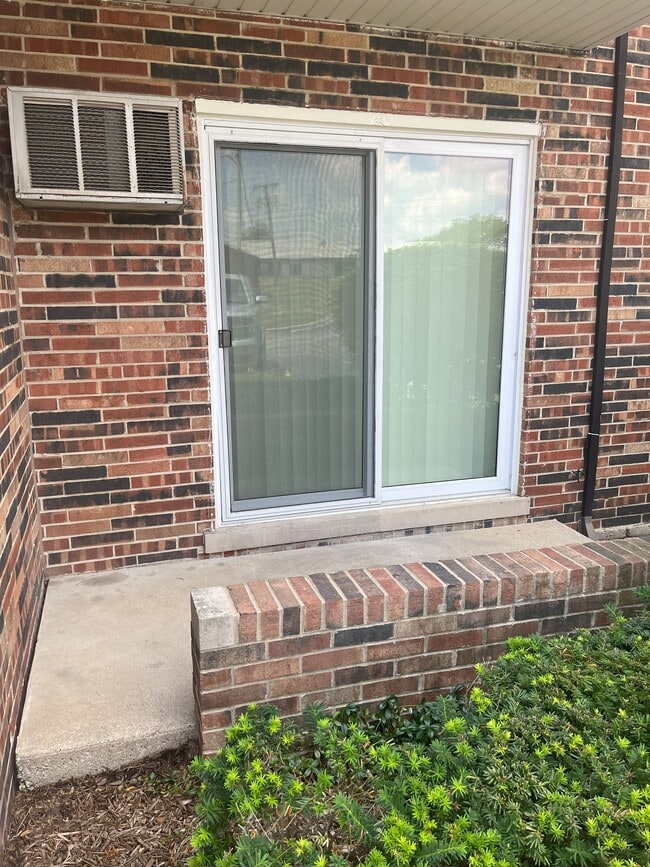 2343 Ogden Ave in Downers Grove, IL - Foto de edificio - Building Photo