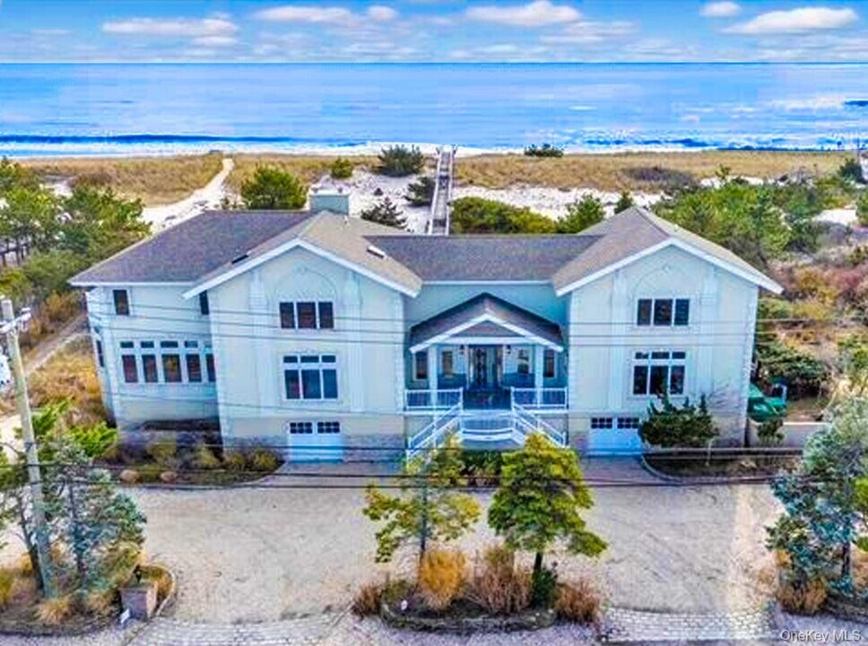 605 Dune Rd in Southampton, NY - Building Photo