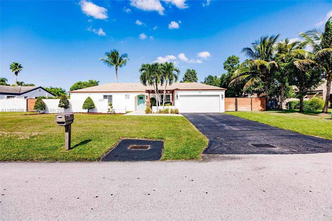 15331 SW 155th Terrace in Miami, FL - Foto de edificio