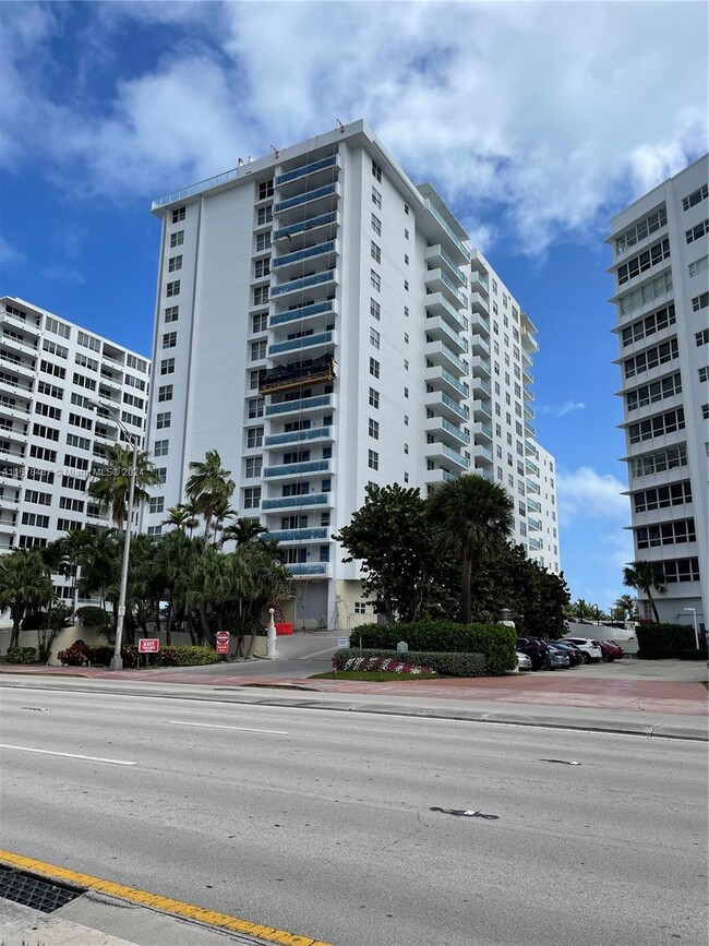 5001 Collins Ave in Miami Beach, FL - Building Photo - Building Photo