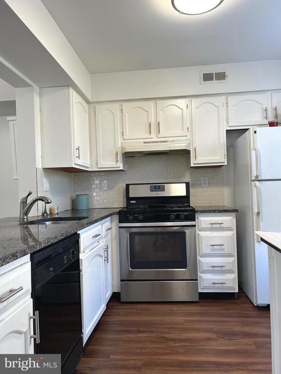 704B Trescott Pl in Mount Laurel, NJ - Building Photo - Building Photo