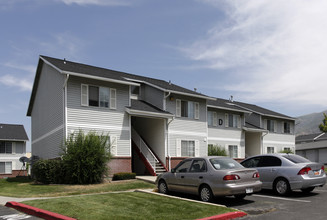 Roselane Apartments in Layton, UT - Foto de edificio - Building Photo