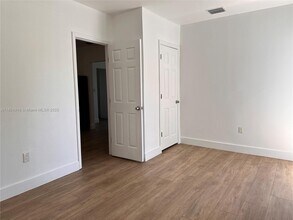 2335 NW 43rd St, Unit A in Miami, FL - Foto de edificio - Building Photo