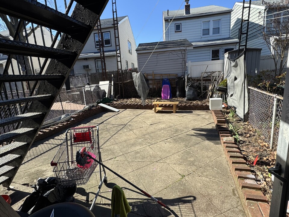 7007 57th Dr, Unit #1 in Maspeth, NY - Building Photo