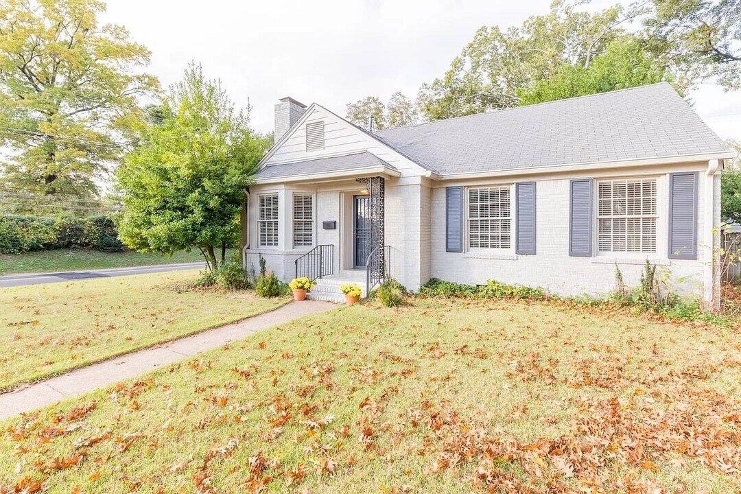 380 Holmes Cir in Memphis, TN - Building Photo