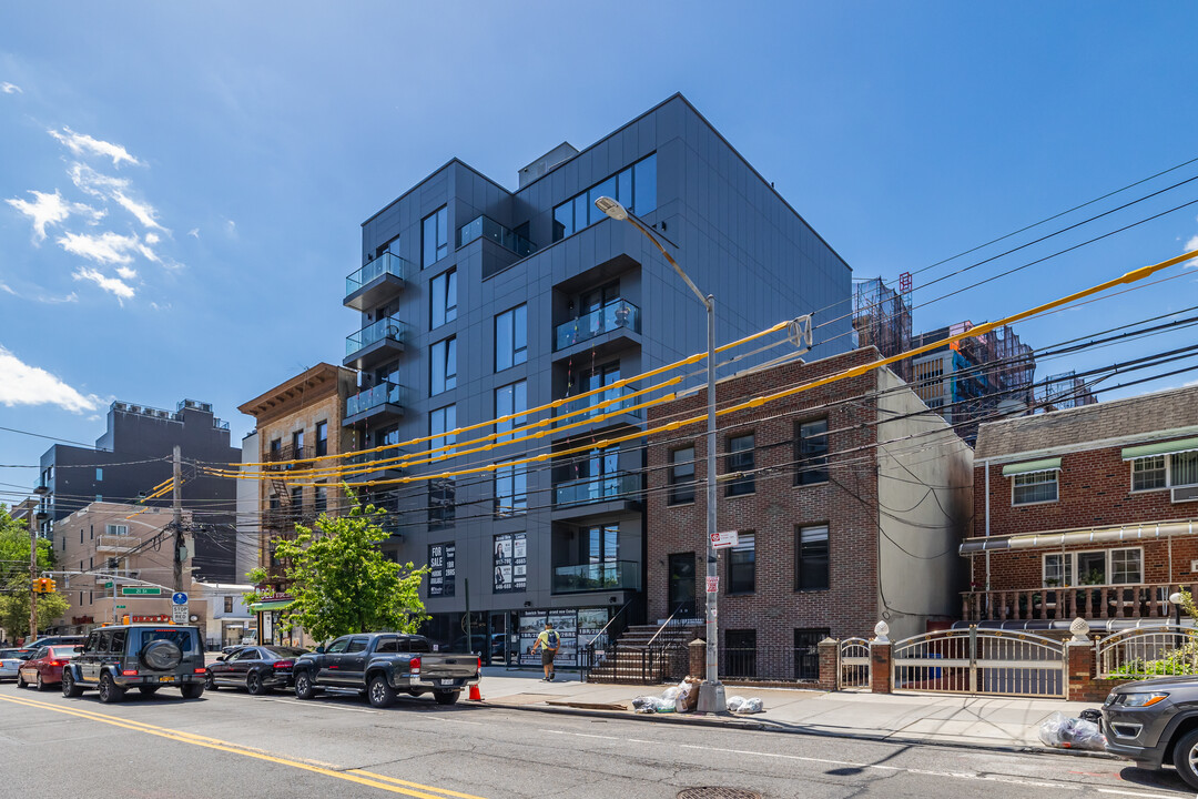 Sunrich Tower in Astoria, NY - Building Photo