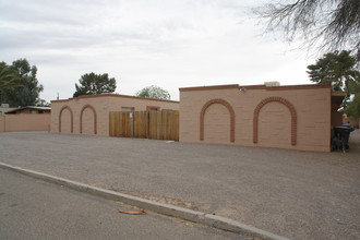 2211 N Isabel Blvd in Tucson, AZ - Foto de edificio - Building Photo