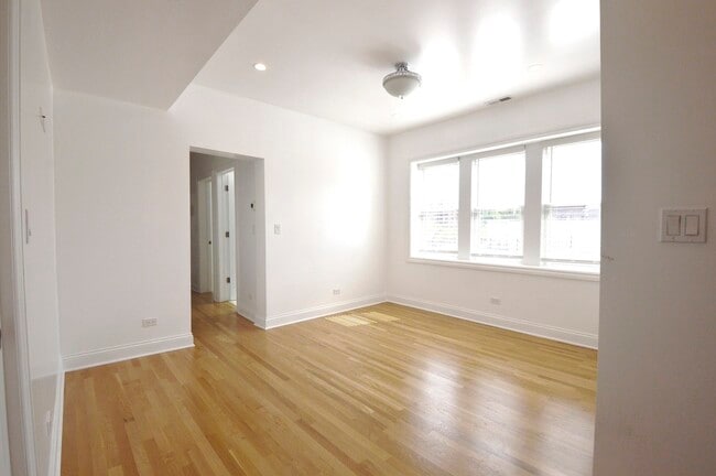 2343 W Irving Park Rd in Chicago, IL - Building Photo - Building Photo