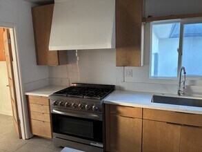 366 1/2 E Hillsdale St, Unit 366 and a half in Inglewood, CA - Foto de edificio - Building Photo