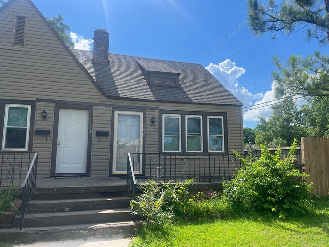 property at 1502 S Knoxville Ave