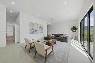 5718 Ashwood Cir in Fort Lauderdale, FL - Building Photo - Building Photo