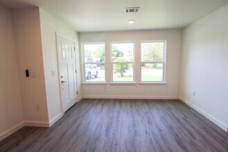 1100 Monte Vista Dr in Lockhart, TX - Building Photo - Building Photo