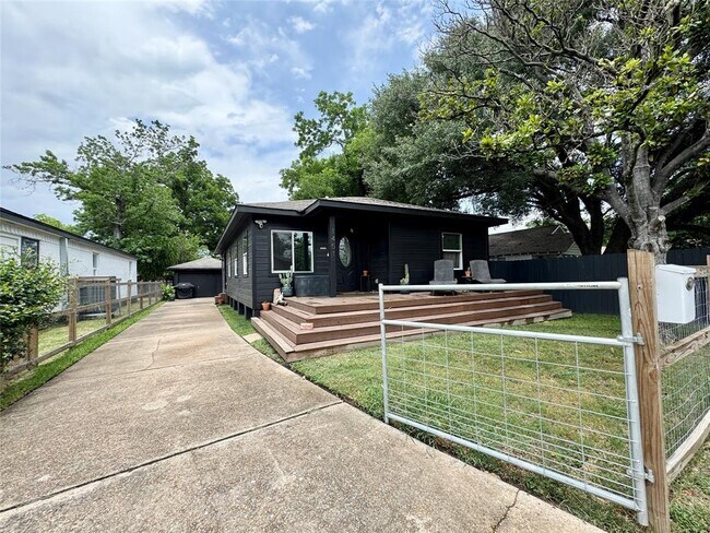 1451 E 33rd St in Houston, TX - Foto de edificio - Building Photo