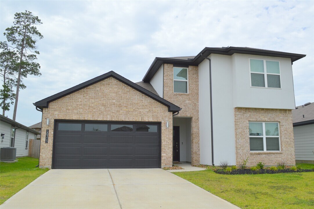 10313 Cascade Range Ln in Shenandoah, TX - Building Photo