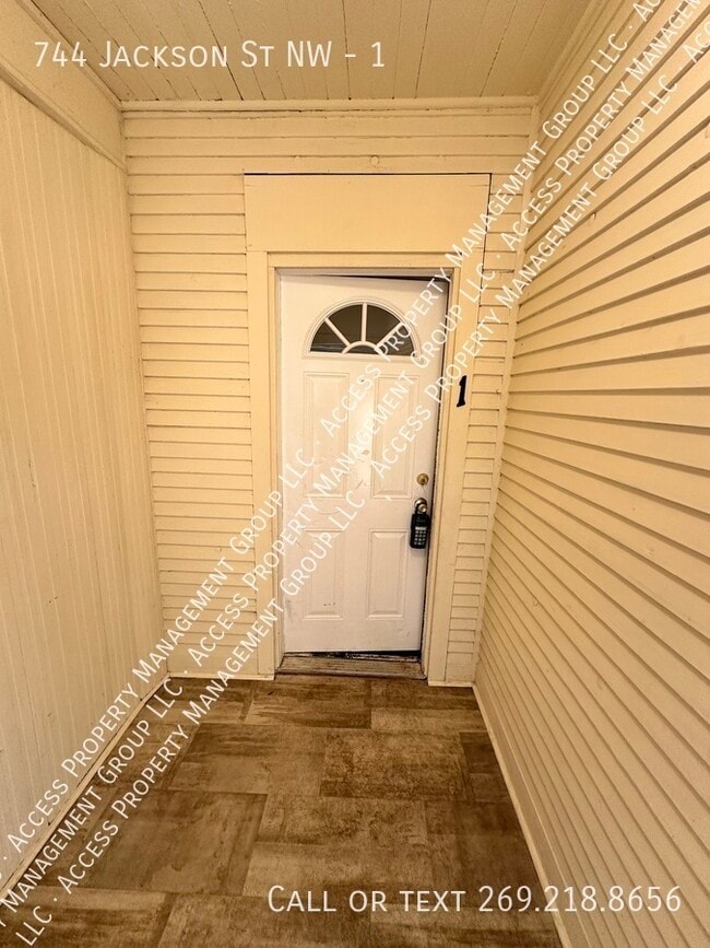 744 Jackson St NW in Grand Rapids, MI - Building Photo - Building Photo