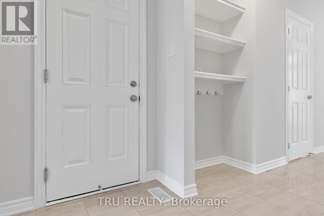 825 Brittanic Rd in Ottawa, ON - Building Photo - Building Photo