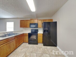 4231 Hanging Moss Dr in Orange Park, FL - Foto de edificio - Building Photo