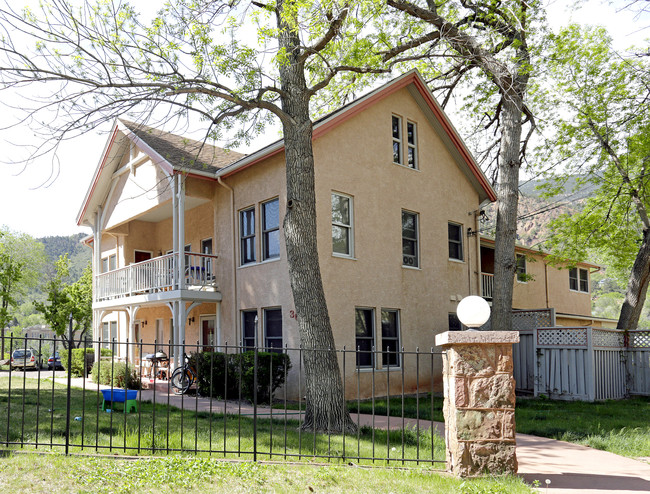 36 Washington Ave in Manitou Springs, CO - Foto de edificio - Building Photo