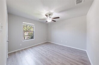 12301 Orloff Dr in Rhome, TX - Foto de edificio - Building Photo