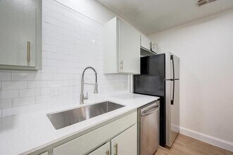 805 W Chambers St in Cleburne, TX - Building Photo - Building Photo