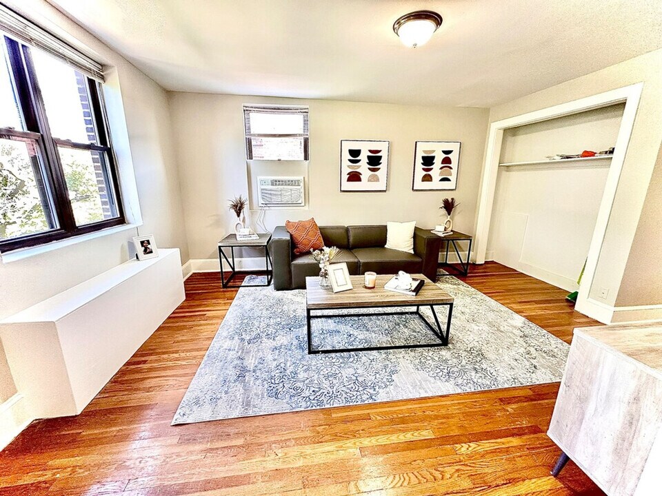 236 W Walnut Ln in Philadelphia, PA - Building Photo