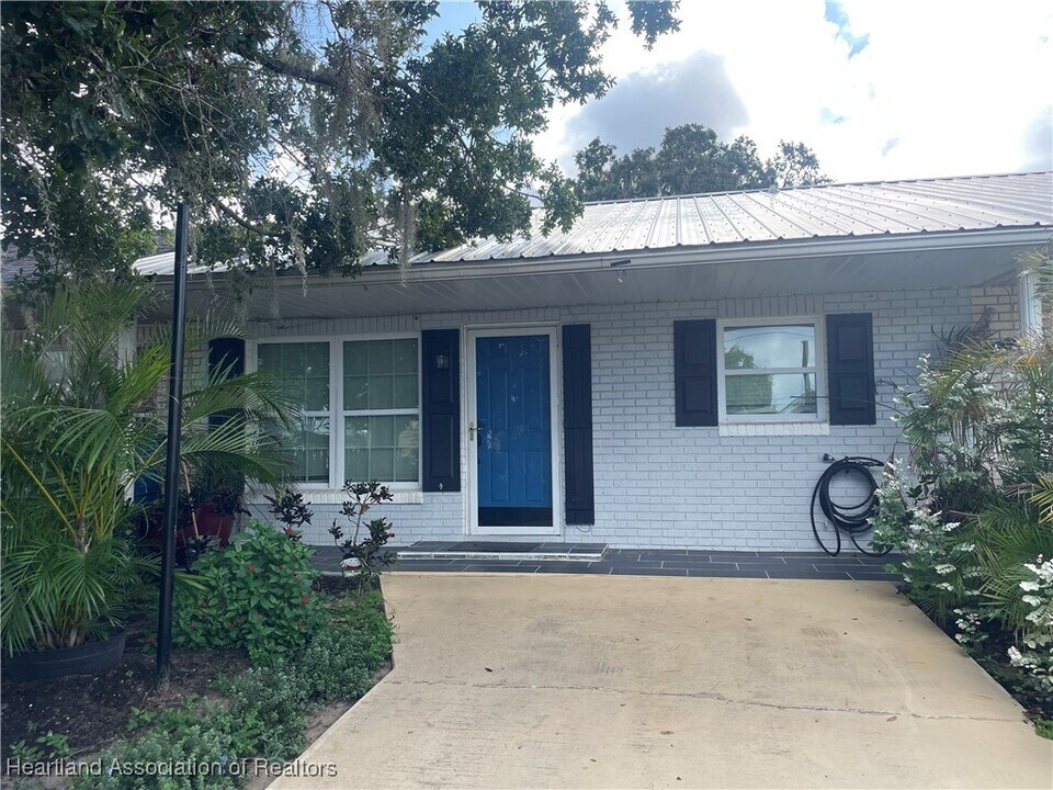 108 N Summit Ave in Avon Park, FL - Building Photo