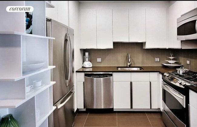 150 Amsterdam Ave in New York, NY - Building Photo - Building Photo