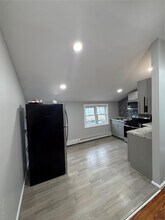 7 S Atlantic St in Bay Shore, NY - Building Photo - Building Photo