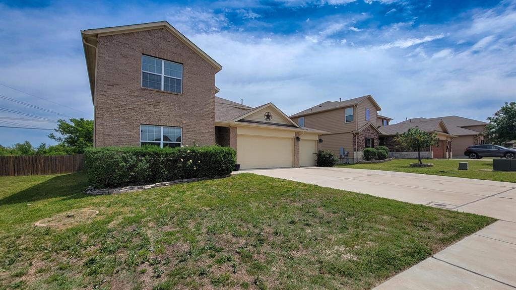 318 James Adkins Dr in Kyle, TX - Foto de edificio