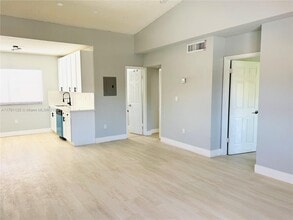 6375 W 27th Way in Hialeah, FL - Building Photo - Building Photo