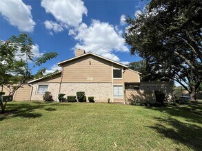 2372 Woodland Park Dr in Houston, TX - Foto de edificio - Building Photo