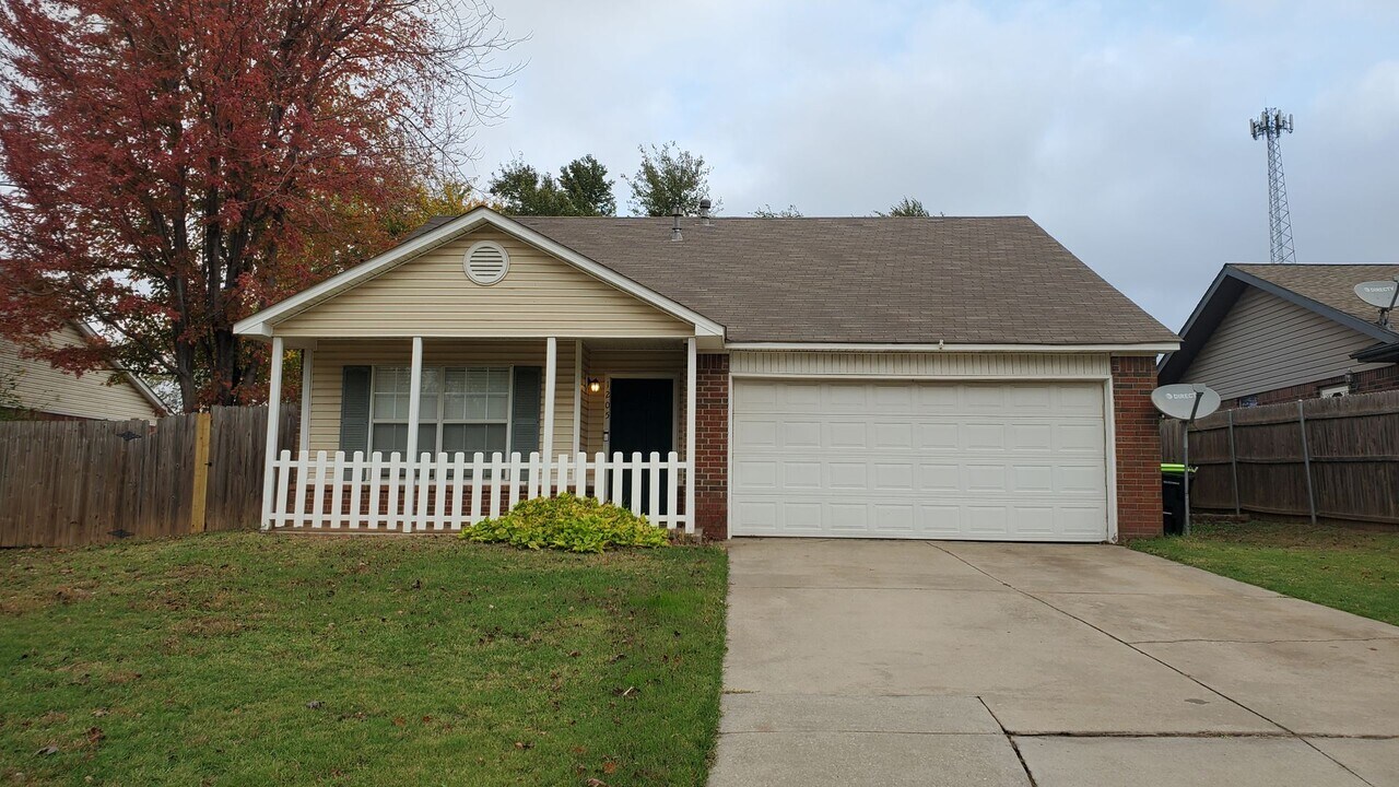 1205 Meadow Lake Dr in Noble, OK - Building Photo