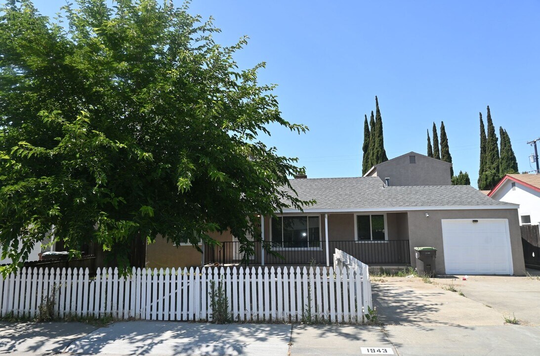 1943 W Sonoma Ave in Stockton, CA - Building Photo