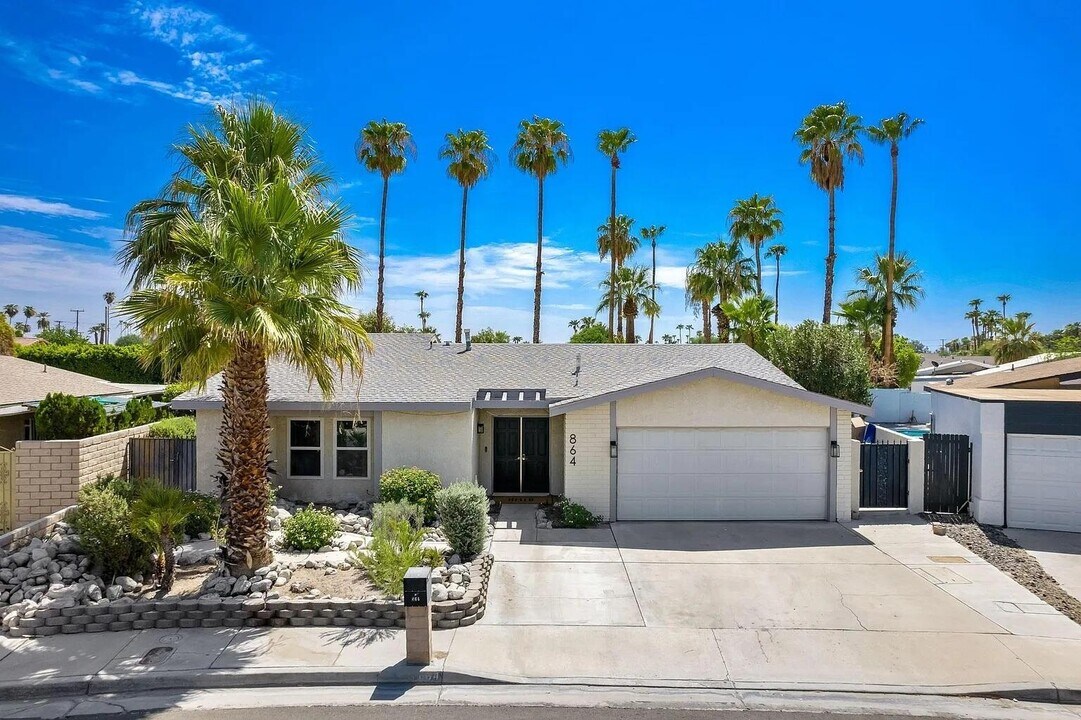 864 S Mountain View Dr in Palm Springs, CA - Building Photo