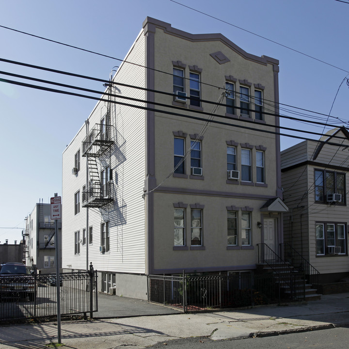 305 Cator Ave in Jersey City, NJ - Building Photo