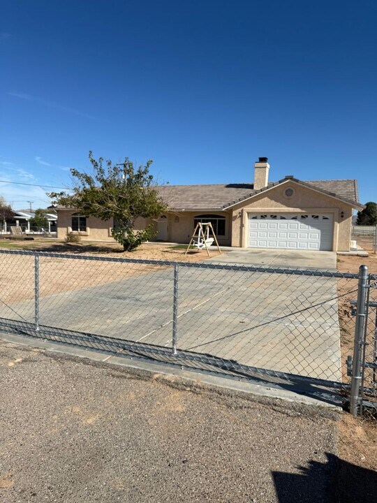 15377 Dale Evans Pkwy in Apple Valley, CA - Building Photo