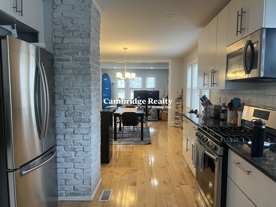 296 Arlington St, Unit 1A in Watertown, MA - Foto de edificio