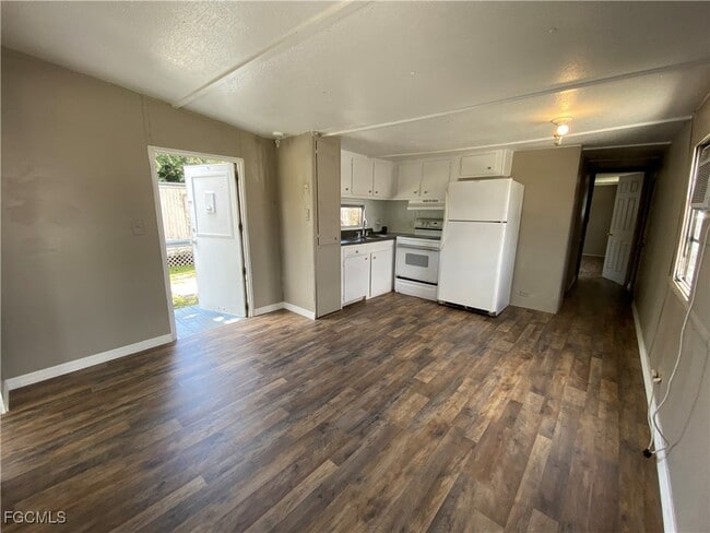 4900 Tice St in Ft. Myers, FL - Building Photo - Building Photo