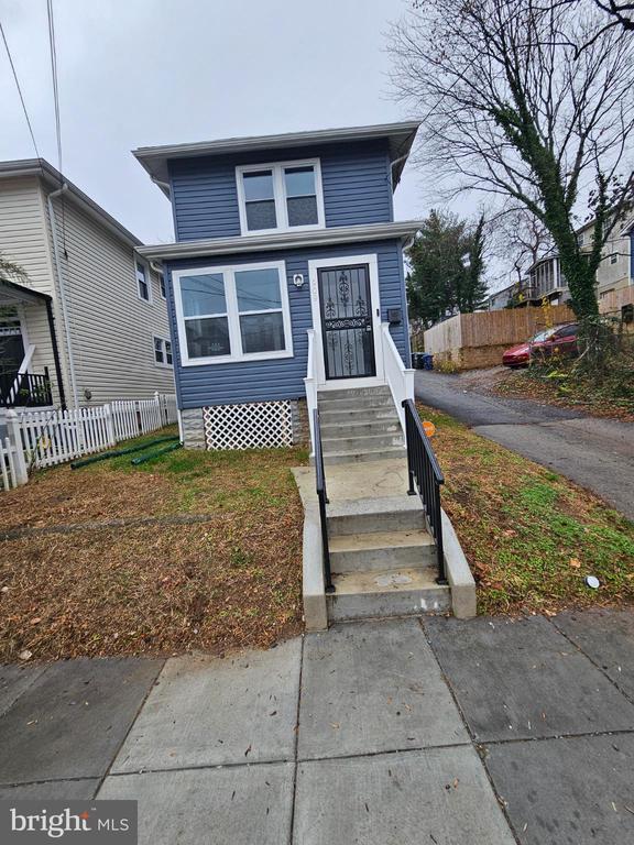 property at 909 45th Pl NE