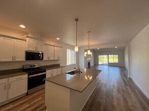 701 Tigerlily St in Silverton, OR - Building Photo - Building Photo