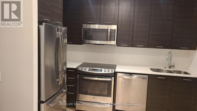 2212-2212 Lake Shore Blvd W in Toronto, ON - Building Photo - Building Photo