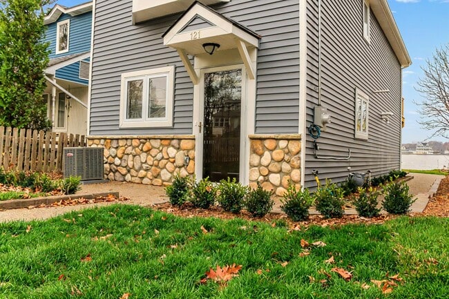 121 N Shore Dr in Lake Orion, MI - Building Photo - Building Photo