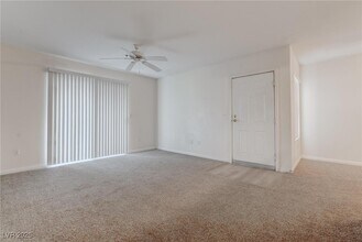6955 N Durango Dr in Las Vegas, NV - Building Photo - Building Photo