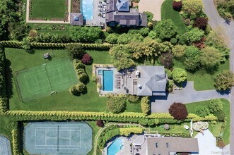 7 Stillwaters Ln in Westhampton Beach, NY - Building Photo - Building Photo