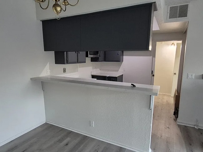 10943 Laurel Canyon Blvd in San Fernando, CA - Building Photo - Building Photo