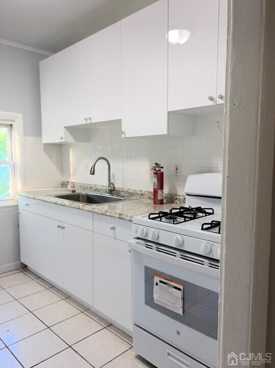 204 Montrose Ave-Unit -D in South Plainfield, NJ - Building Photo