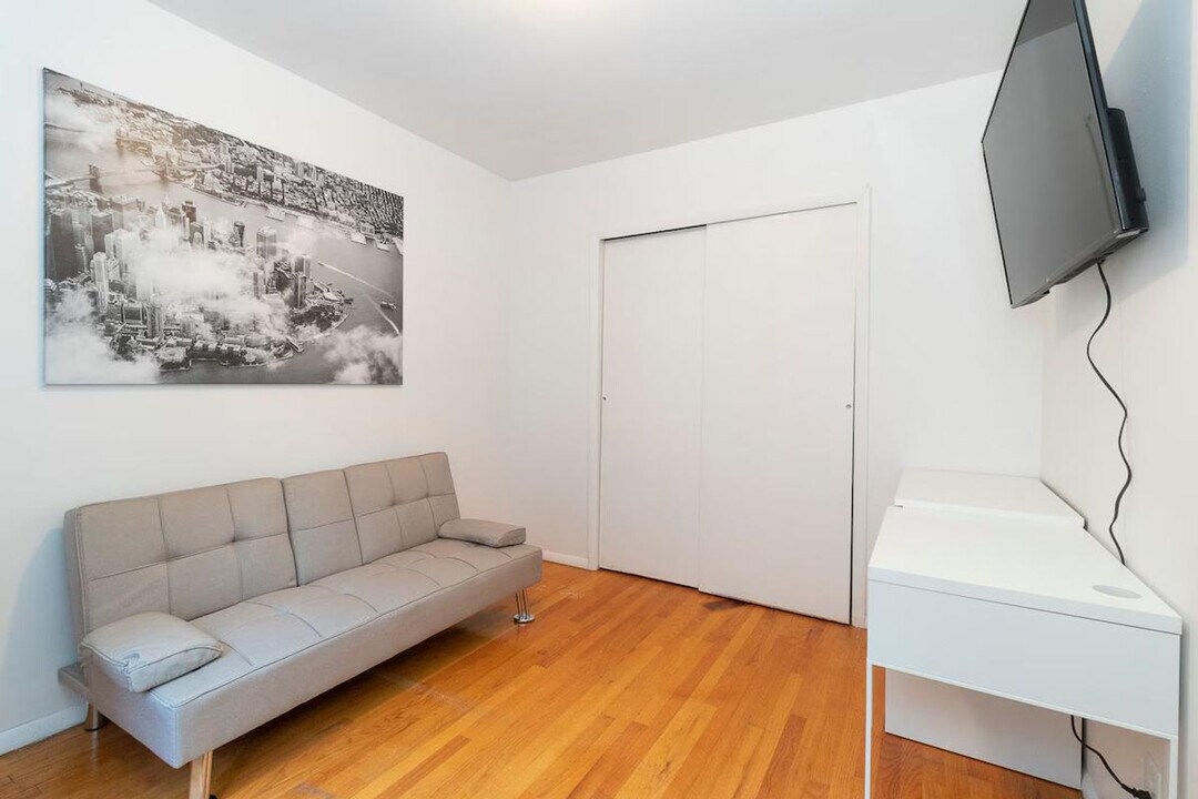 304e E 95th St in New York, NY - Building Photo