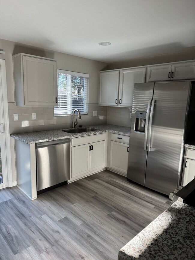 1035 Holman Way in Sparks, NV - Foto de edificio - Building Photo